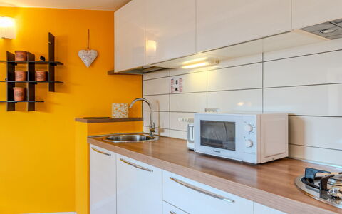 Lidia: Comptoir, Design Intérieur, Mur, Cuisine, Sol, Cabinetry, Bois, Appareil De Cuisine, Meubles, Principaux Appliance