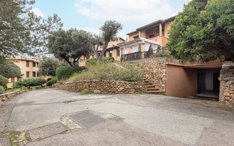 La Veranda di Mirko: Bâtiment, Mur, Zone Résidentielle, Végétation, Maison, Domicile, Architecture, Quartier, Arbuste
