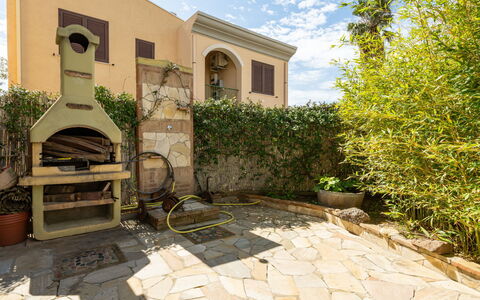 Borghi Piscina: Jardin, Dalle, Arrière-Cour, Ombre, Hacienda, Cour, Cour, Aménagement Paysager, Pot De Fleur, Biens