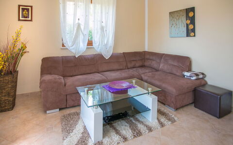 Villa Nevena: Meubles, Design Intérieur, Sol, Canapé, Sol, Bois, Salon, Table, Pièce, Domicile