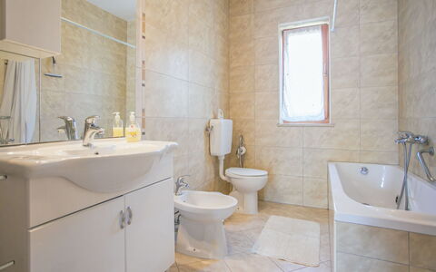 Villa Nevena: Sol, Luminaire Plomberie, Salle De Bains, Sol, Évier, Design Intérieur, Lavabo, Robinet, Toilette, Plomberie