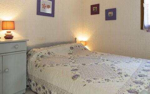 Les Ondines 2: Lit, Meubles, Chambre, Literie, Drap De Lit, Mur, Linge, Bois, Design Intérieur, Pièce