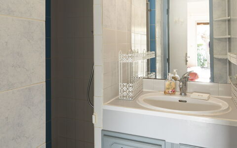 Les Ondines 2: Lavabo, Salle De Bains, Luminaire Plomberie, Design Intérieur, Évier, Mur, Miroir, Sol, Robinet, Armoire De Toilette