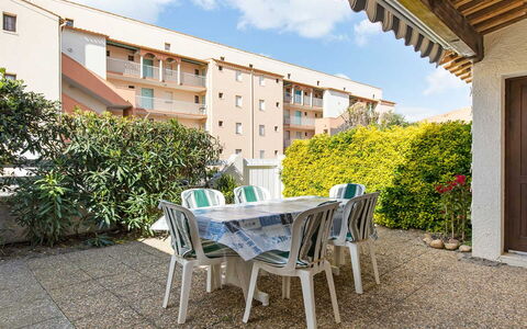 Cristallines: Arbuste, Zone Résidentielle, Appartement, Jardin, Balcon, Aménagement Paysager, Cour, Biens, Ombre, Condominium