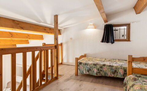 Cristallines: Appartement, Balcon, Chaise, Ombre, Mobilier De Jardin, Daylighting, Aluminium