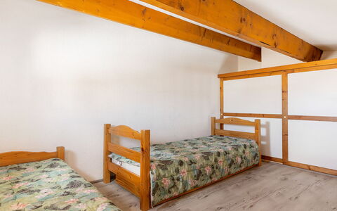 Cristallines: Appartement, Balcon, Chaise, Ombre, Mobilier De Jardin, Daylighting, Aluminium
