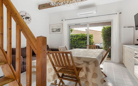 Les Ondines 2: Appartement, Balcon, Chaise, Ombre, Mobilier De Jardin, Daylighting, Aluminium