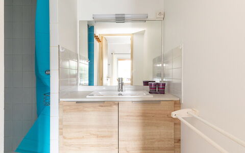 Les Ondines 2: Appartement, Balcon, Chaise, Ombre, Mobilier De Jardin, Daylighting, Aluminium