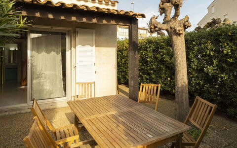 Les Ondines 2: Bois, Meubles, Domicile, Mobilier De Jardin, Porte, Ombre, Porche, Tache De Bois, Chaise, Tableau De Plein Air