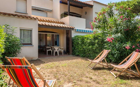 Port Lano: Appartement, Balcon, Chaise, Ombre, Mobilier De Jardin, Daylighting, Aluminium