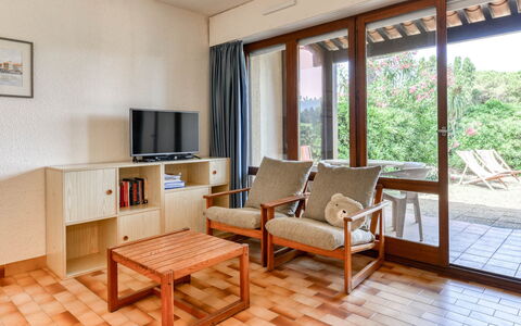 Port Lano: Appartement, Balcon, Chaise, Ombre, Mobilier De Jardin, Daylighting, Aluminium