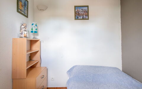 Les Maldives e: Appartement, Balcon, Chaise, Ombre, Mobilier De Jardin, Daylighting, Aluminium