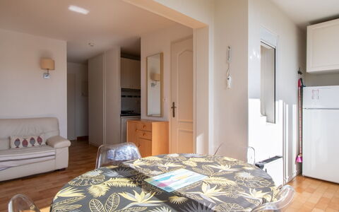 Les Maldives e: Appartement, Balcon, Chaise, Ombre, Mobilier De Jardin, Daylighting, Aluminium