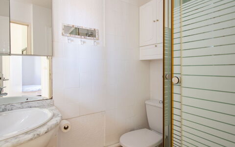 Les Maldives e: Appartement, Balcon, Chaise, Ombre, Mobilier De Jardin, Daylighting, Aluminium