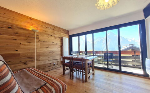 Sequoias: Appartement, Balcon, Chaise, Ombre, Mobilier De Jardin, Daylighting, Aluminium