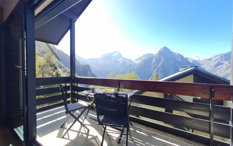 Sequoias: Appartement, Balcon, Chaise, Ombre, Mobilier De Jardin, Daylighting, Aluminium