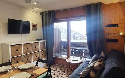 Chalets D'Or: Meubles, Appartement, Pièce, Tache De Bois, Dur, Cabinetry, Chaise, Salon, Linge