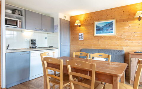 Chamrousse 606: Appartement, Balcon, Chaise, Ombre, Mobilier De Jardin, Daylighting, Aluminium