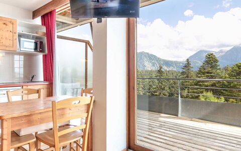 V du Bachat Melezes a: Appartement, Balcon, Chaise, Ombre, Mobilier De Jardin, Daylighting, Aluminium
