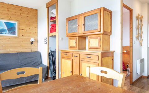 V du Bachat Melezes a: Appartement, Balcon, Chaise, Ombre, Mobilier De Jardin, Daylighting, Aluminium