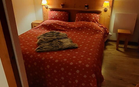 V du Bachat Arolles a: Design Intérieur, Mur, Sol, Bois, Plafond, Meubles, Sol, Pièce, Éclairage, Appartement