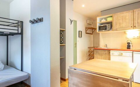 V du Bachat Melezes e: Appartement, Balcon, Chaise, Ombre, Mobilier De Jardin, Daylighting, Aluminium