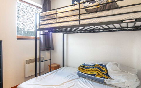 V du Bachat Melezes e: Appartement, Balcon, Chaise, Ombre, Mobilier De Jardin, Daylighting, Aluminium