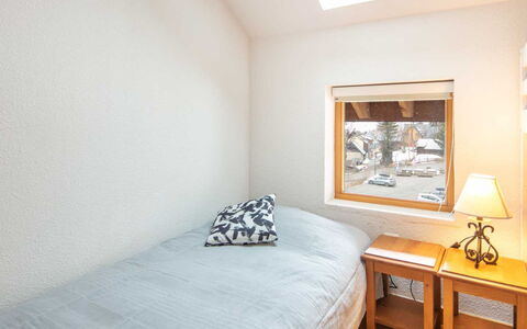 Les Marmottes: Appartement, Balcon, Chaise, Ombre, Mobilier De Jardin, Daylighting, Aluminium