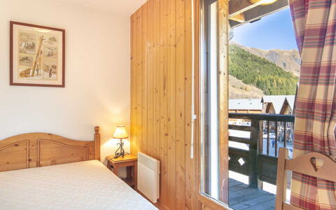 Les Marmottes: Cuisine, Comptoir, Cabinetry, Design Intérieur, Appareil De Cuisine, Sol, Meubles, Bois, Principaux Appliance, Plafond