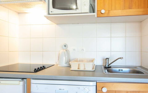 Les Marmottes: Cuisine, Comptoir, Cabinetry, Design Intérieur, Appareil De Cuisine, Sol, Meubles, Bois, Principaux Appliance, Plafond