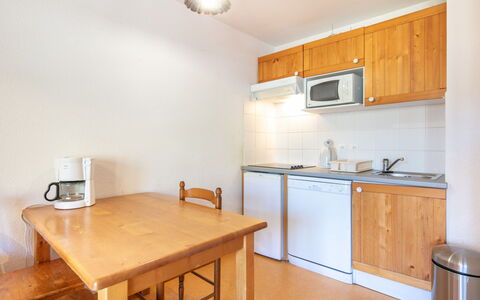 Les Marmottes: Cuisine, Comptoir, Cabinetry, Design Intérieur, Appareil De Cuisine, Sol, Meubles, Bois, Principaux Appliance, Plafond