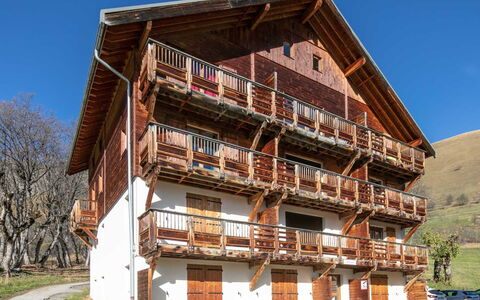 Les Marmottes: Cuisine, Comptoir, Cabinetry, Design Intérieur, Appareil De Cuisine, Sol, Meubles, Bois, Principaux Appliance, Plafond
