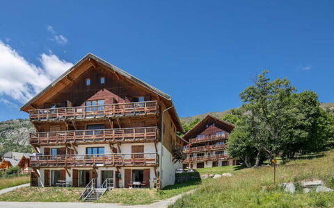 Les Chamois: Chaîne De Montagnes, Vallée, Balcon, Village De Montagne, Alpes, Cabane En Rondins