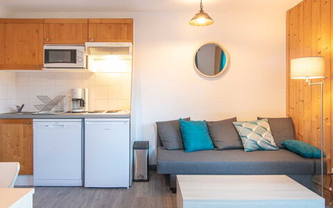 Les Huskies: Cuisine, Comptoir, Cabinetry, Design Intérieur, Appareil De Cuisine, Sol, Meubles, Bois, Principaux Appliance, Plafond
