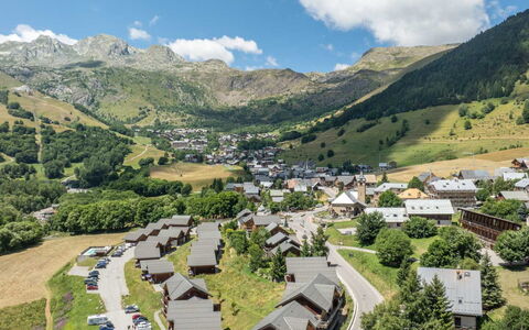 Les Bouquetins: Montagnes Relief, Montagne, Colline, Montagnes, Paysage, Zone Rurale, Chaîne De Montagnes, Établissements Humains, Station De Montagne, Village