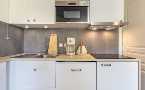 Les Grizzlis: Cuisine, Comptoir, Cabinetry, Appareil De Cuisine, Design Intérieur, Bois, Principaux Appliance, Evier, Luminaire Plomberie, Sol