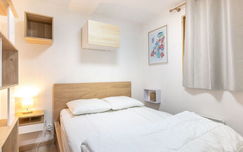 Les Grizzlis: Lit, Meubles, Design Intérieur, Chambre, Mur, Pièce, Sol, Bois, Drap De Lit, Sol
