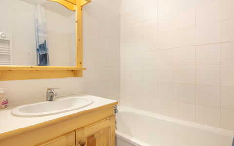 Les Grizzlis: Luminaire Plomberie, Lavabo, Bois, Sol, Design Intérieur, Sol, Salle De Bains, Évier, Robinet, Armoire De Toilette
