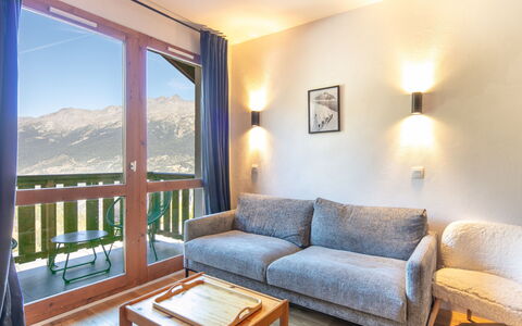 Modane 606: Design Intérieur, Meubles, Plafond, Pièce, Chaîne De Montagnes, Appartement, Alpes, Cadre, Chaise, Glacial Relief