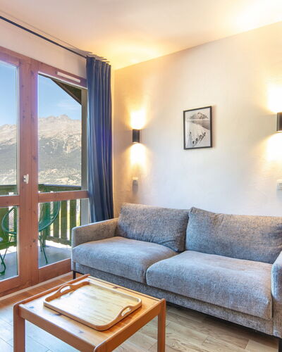 Modane 606: Design Intérieur, Meubles, Plafond, Pièce, Chaîne De Montagnes, Appartement, Alpes, Cadre, Chaise, Glacial Relief