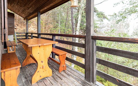 Les Cochettes: Bois, Porche, Dur, Tache De Bois, Balustrade, Planche, Plate-Forme, Chalet, Ombre, Plafond