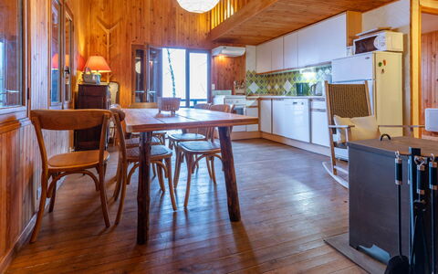 Les Cochettes: Cuisine, Comptoir, Cabinetry, Design Intérieur, Appareil De Cuisine, Sol, Meubles, Bois, Principaux Appliance, Plafond