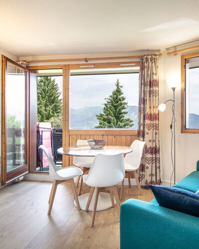 T. du Morel a: Cuisine, Comptoir, Cabinetry, Design Intérieur, Appareil De Cuisine, Sol, Meubles, Bois, Principaux Appliance, Plafond