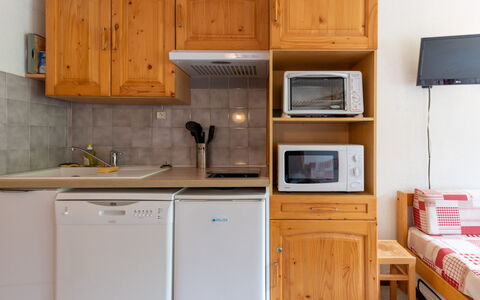 Morillon 631: Cuisine, Comptoir, Cabinetry, Design Intérieur, Appareil De Cuisine, Sol, Meubles, Bois, Principaux Appliance, Plafond