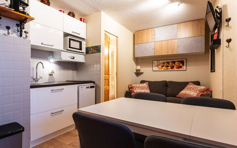 Grande Neige: Cuisine, Comptoir, Cabinetry, Design Intérieur, Appareil De Cuisine, Sol, Meubles, Bois, Principaux Appliance, Plafond