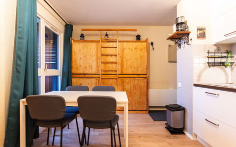 Grande Neige: Cuisine, Comptoir, Cabinetry, Design Intérieur, Appareil De Cuisine, Sol, Meubles, Bois, Principaux Appliance, Plafond