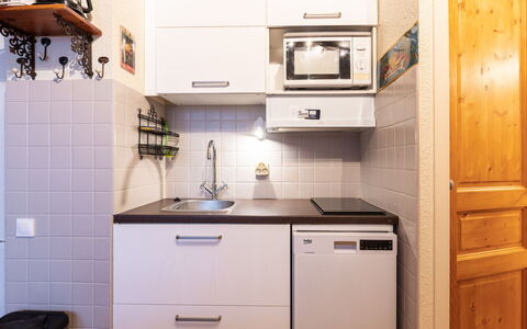 Grande Neige: Cuisine, Comptoir, Cabinetry, Design Intérieur, Appareil De Cuisine, Sol, Meubles, Bois, Principaux Appliance, Plafond