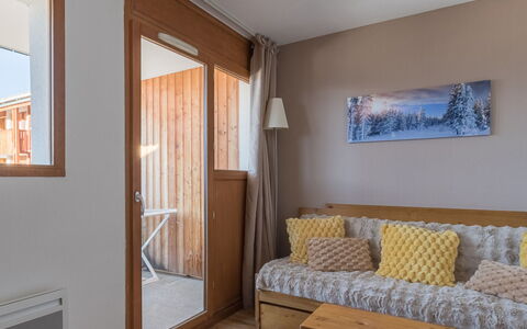 Etoiles D'Orion a: Meubles, Design Intérieur, Sol, Sol, Mur, Bois, Pièce, Plafond, Éclairage, Appartement