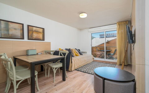 C. du Verdon: Sol, Design Intérieur, Bois, Sol, Meubles, Appartement, Pièce, Parquet, Plafond, Domicile