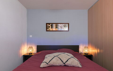 C. du Verdon: Lit, Design Intérieur, Chambre, Mur, Literie, Plafond, Drap De Lit, Bois, Meubles, Sol